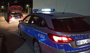 Zatrzymaniem dwóch mężczyzn zakończył się pościg prowadzony w Słupsku. Kierujący Volkswagenem nie reagował na sygnały wydawane przez policjantów do zatrzymania, porzucił pojazd i wraz z pasażerem zaczeli uciekać pieszo. Po chwili byli jednak w rękach policjantów, którzy w pojeździe znaleźli narzędzia mogące służyć do popełniania przestępstw. Okazało się, że 34-latek i 38-latek kradli m.in. katalizatory. Własnie usłyszeli zarzuty. Grozi im do 5 lat więzienia.<br>Fot. Policja