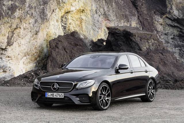 Mercedes-AMG E 43 4MATIC
Sercem Mercedesa-AMG E 43 4MATIC jest benzynowa jednostka V6 o pojemności 3.0 l. Podwójnie doładowany silnik dostarcza 401 KM mocy oraz 520 Nm, co pozwala na przyspieszenie do 100 km/h w 4,6 s.
Fot. Mercedes-Benz Mercedes-AMG E 43 4MATIC
Sercem Mercedesa-AMG E 43 4MATIC jest benzynowa jednostka V6 o pojemności 3.0 l. Podwójnie doładowany silnik dostarcza 401 KM mocy oraz 520 Nm, co pozwala na przyspieszenie do 100 km/h w 4,6 s.
Fot. Mercedes-Benz