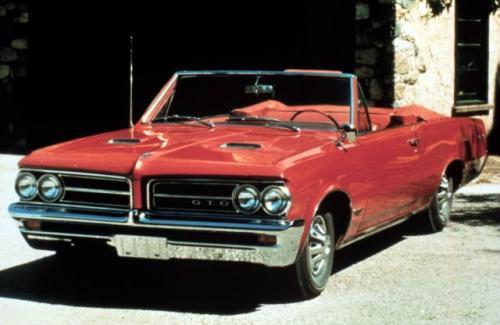 Fot. Pontiac: Era samochodów muskularnych, tzw. „muscle cars”, rozpoczęła się w latach 60. Ktoś wpadł na pomysł, by do produkowanego masowo auta wkładać mocne silniki. Jednym z pierwszych był Pontiac GTO z 1964 r., oferowany z nadwoziem zamkni Fot. Pontiac: Era samochodów muskularnych, tzw. „muscle cars”, rozpoczęła się w latach 60. Ktoś wpadł na pomysł, by do produkowanego masowo auta wkładać mocne silniki. Jednym z pierwszych był Pontiac GTO z 1964 r., oferowany z nadwoziem zamkni