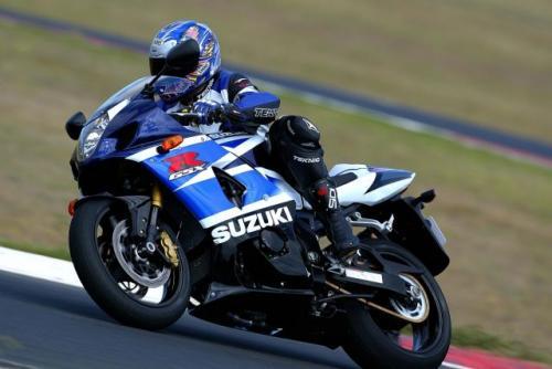 Fot. Suzuki: Profesjonalne prowadzenie motocykla to efekt długiej nauki Fot. Suzuki: Profesjonalne prowadzenie motocykla to efekt długiej nauki