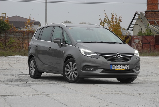 Opel Zafira 

W porównaniu do poprzednika zmian jest sporo - zewnętrznych, w kabinie, jak i pod względem techniki. Cena najtańszej wersji rozpoczyna się od kwoty 79 950 zł.

Fot. Wojciech Frelichowski 