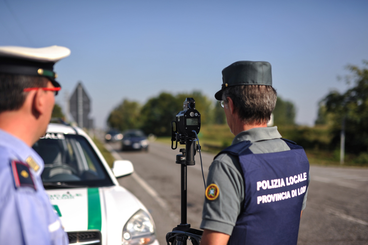 Utrata samochodu wartego 2,4 mln euro, albo 650 tys. euro mandatu za przekroczenie prędkości. Niektóre europejskie kraje surowo traktują piratów drogowych. Polska jest jednym z najłagodniejszych krajów w Europie, jeśli chodzi o kary za drogowe ekscesy.
Fot. 123RF Utrata samochodu wartego 2,4 mln euro, albo 650 tys. euro mandatu za przekroczenie prędkości. Niektóre europejskie kraje surowo traktują piratów drogowych. Polska jest jednym z najłagodniejszych krajów w Europie, jeśli chodzi o kary za drogowe ekscesy.
Fot. 123RF