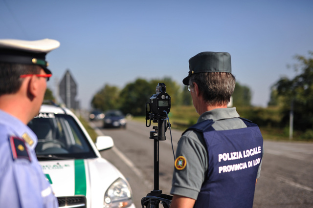 Utrata samochodu wartego 2,4 mln euro, albo 650 tys. euro mandatu za przekroczenie prędkości. Niektóre europejskie kraje surowo traktują piratów drogowych. Polska jest jednym z najłagodniejszych krajów w Europie, jeśli chodzi o kary za drogowe ekscesy.
Fot. 123RF Utrata samochodu wartego 2,4 mln euro, albo 650 tys. euro mandatu za przekroczenie prędkości. Niektóre europejskie kraje surowo traktują piratów drogowych. Polska jest jednym z najłagodniejszych krajów w Europie, jeśli chodzi o kary za drogowe ekscesy.
Fot. 123RF