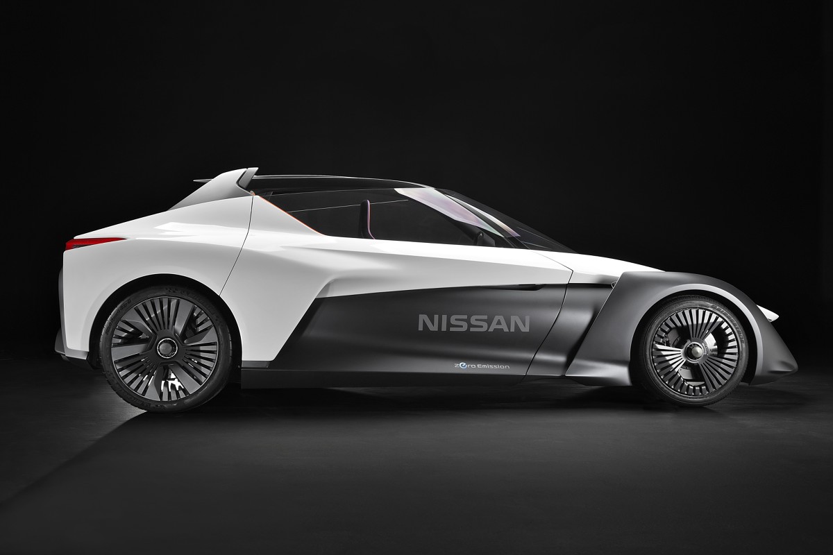 Nissan BladeGlider
Uwagę zwracają m.in. osadzone na zawiasach przy tylnym słupku i otwierane do góry drzwi z wysoko poprowadzoną krawędzią szyb. Otwarty dach Nissana BladeGlider jest wzmocniony zintegrowaną konstrukcją zabezpieczającą przedział pasażerski w przypadku wywrócenia się pojazdu.
Fot. Nissan Nissan BladeGlider
Uwagę zwracają m.in. osadzone na zawiasach przy tylnym słupku i otwierane do góry drzwi z wysoko poprowadzoną krawędzią szyb. Otwarty dach Nissana BladeGlider jest wzmocniony zintegrowaną konstrukcją zabezpieczającą przedział pasażerski w przypadku wywrócenia się pojazdu.
Fot. Nissan