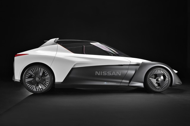 Nissan BladeGlider
Uwagę zwracają m.in. osadzone na zawiasach przy tylnym słupku i otwierane do góry drzwi z wysoko poprowadzoną krawędzią szyb. Otwarty dach Nissana BladeGlider jest wzmocniony zintegrowaną konstrukcją zabezpieczającą przedział pasażerski w przypadku wywrócenia się pojazdu.
Fot. Nissan Nissan BladeGlider
Uwagę zwracają m.in. osadzone na zawiasach przy tylnym słupku i otwierane do góry drzwi z wysoko poprowadzoną krawędzią szyb. Otwarty dach Nissana BladeGlider jest wzmocniony zintegrowaną konstrukcją zabezpieczającą przedział pasażerski w przypadku wywrócenia się pojazdu.
Fot. Nissan