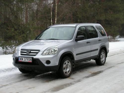 Fot. Ryszard Polit: Honda CR-V to rekreacyjno-terenowy pojazd z samoczynnie dołączanym napędem tylnej osi. W pojeździe nie ma reduktora, więc jego możliwości poruszania się w trudniejszym terenie są ograniczone. Fot. Ryszard Polit: Honda CR-V to rekreacyjno-terenowy pojazd z samoczynnie dołączanym napędem tylnej osi. W pojeździe nie ma reduktora, więc jego możliwości poruszania się w trudniejszym terenie są ograniczone.