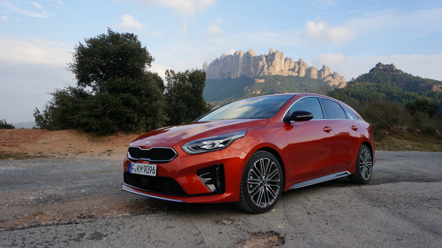 Kia ProCeed
Kia właśnie wprowadza na rynek model Ceed z przedrostkiem Pro, czyli sposób Koreańczyków na sportowe kombi.
Kia Ceed z przedrostkiem Pro nie jest niczym nowym w ofercie. Już druga generacja była dosyć dobrze przyjętym modelem, ale jego pisownia różniła się nieco od obecnej generacji – pro_ceed’d. Trzecia odsłona sportowego Ceeda zbudowana została na płycie podłogowej K2, czyli dokładnie na tej samej, co pozostałe Ceedy. Również jest produkowana w tej samej fabryce co inne auta z tej rodziny – w słowackiej Żylinie.
Fot. Konrad Grobel Kia ProCeed
Kia właśnie wprowadza na rynek model Ceed z przedrostkiem Pro, czyli sposób Koreańczyków na sportowe kombi.
Kia Ceed z przedrostkiem Pro nie jest niczym nowym w ofercie. Już druga generacja była dosyć dobrze przyjętym modelem, ale jego pisownia różniła się nieco od obecnej generacji – pro_ceed’d. Trzecia odsłona sportowego Ceeda zbudowana została na płycie podłogowej K2, czyli dokładnie na tej samej, co pozostałe Ceedy. Również jest produkowana w tej samej fabryce co inne auta z tej rodziny – w słowackiej Żylinie.
Fot. Konrad Grobel