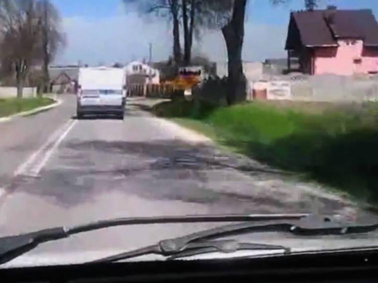 100 km/h w terenie zabudowanym – tak jeżdżą polscy policjanci. Film 100 km/h w terenie zabudowanym – tak jeżdżą polscy policjanci. Film