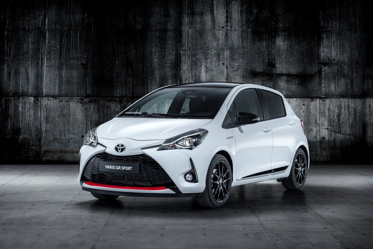 Toyota Yaris GR Sport
Yaris GR Sport ma obniżone zawieszenie o sportowej charakterystyce z amortyzatorami Sachs Performance, które poprawia jakość prowadzenia i szybkość reakcji. Auto otrzymało także 17-calowe aluminiowe koła z oponami Bridgestone Potenza RE50 205/45 R17.
Fot. Toyota Toyota Yaris GR Sport
Yaris GR Sport ma obniżone zawieszenie o sportowej charakterystyce z amortyzatorami Sachs Performance, które poprawia jakość prowadzenia i szybkość reakcji. Auto otrzymało także 17-calowe aluminiowe koła z oponami Bridgestone Potenza RE50 205/45 R17.
Fot. Toyota