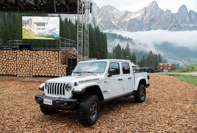 Jeep Gldadiator
Nowy 3-litrowy silnik EcoDiesel V6 będzie jedyną opcją silnikową oferowaną w Europie. Będzie rozwijał moc 260 KM oraz moment obrotowy równy 600 Nm.
Fot. Jeep Jeep Gldadiator
Nowy 3-litrowy silnik EcoDiesel V6 będzie jedyną opcją silnikową oferowaną w Europie. Będzie rozwijał moc 260 KM oraz moment obrotowy równy 600 Nm.
Fot. Jeep