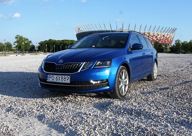 Skoda Octavia Combi
Powszechny dostęp do internetu, aplikacji mobilnych, smartfonów, tabletów i inteligentnych telewizorów spowodował zmianę technologiczną wśród młodszych pokoleń. Tak jak wszystkie gadżety stają się bardziej smart, tak też samochody muszą być coraz bardziej inteligentne – i to nie tylko w sferze jazdy autonomicznej. Poza nawigacją i systemem Bluetooth wyposażone są dziś w rozbudowane systemy pełne opcji online – tak jak w najnowszej Skodzie Octavii.
fot. Bartłomiej Pobocha Skoda Octavia Combi
Powszechny dostęp do internetu, aplikacji mobilnych, smartfonów, tabletów i inteligentnych telewizorów spowodował zmianę technologiczną wśród młodszych pokoleń. Tak jak wszystkie gadżety stają się bardziej smart, tak też samochody muszą być coraz bardziej inteligentne – i to nie tylko w sferze jazdy autonomicznej. Poza nawigacją i systemem Bluetooth wyposażone są dziś w rozbudowane systemy pełne opcji online – tak jak w najnowszej Skodzie Octavii.
fot. Bartłomiej Pobocha
