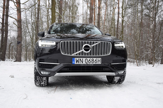 Jedenaście miliardów dolarów – tyle wydano na zaprojektowanie drugiej generacji Volvo XC90. Klienci czekali na nią dwanaście długich lat, ale gdy w końcu pojawiła się na rynku, wywróciła segment SUV-ów do góry kołami. Wielu ekspertów uważa, że nowe XC90 to jedno z najlepszych aut typu SUV w historii / Fot. Kacper Rogacin Jedenaście miliardów dolarów – tyle wydano na zaprojektowanie drugiej generacji Volvo XC90. Klienci czekali na nią dwanaście długich lat, ale gdy w końcu pojawiła się na rynku, wywróciła segment SUV-ów do góry kołami. Wielu ekspertów uważa, że nowe XC90 to jedno z najlepszych aut typu SUV w historii / Fot. Kacper Rogacin