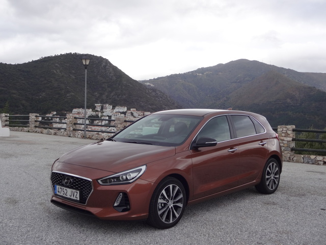 Każdy Hyundai i30 będzie wyposażony w system autonomicznego hamowania (AEB), system utrzymywania pasa ruchu (LKAS), układ kontroli poziomu uwagi kierowcy, automatyczne światła, inteligentne światła drogowe, tempomat oraz elektrycznie sterowane szyby przednie i tylne.
Fot. Tomasz Szmandra Każdy Hyundai i30 będzie wyposażony w system autonomicznego hamowania (AEB), system utrzymywania pasa ruchu (LKAS), układ kontroli poziomu uwagi kierowcy, automatyczne światła, inteligentne światła drogowe, tempomat oraz elektrycznie sterowane szyby przednie i tylne.
Fot. Tomasz Szmandra