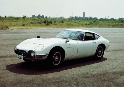Fot. Toyota: Toyota 2000 GT z 1966 roku była popisem japońskiej techniki – 6-cylindrowy, rzędowy silnik z pojemności 2 l osiągał 150 KM mocy. Atrakcyjne nadwozie stworzył Niemiec - Albrecht Goertz. Fot. Toyota: Toyota 2000 GT z 1966 roku była popisem japońskiej techniki – 6-cylindrowy, rzędowy silnik z pojemności 2 l osiągał 150 KM mocy. Atrakcyjne nadwozie stworzył Niemiec - Albrecht Goertz.