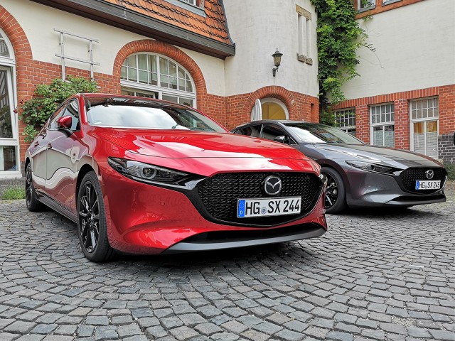 Co prawda Mazda CX-30 zadebiutowała jakiś czas temu i miała swoją oficjalną polską prezentację w Warszawie w drugiej połowie czerwca, tym niemniej japoński producent postanowił zaprezentować nowego crossovera dziennikarzom z całej Europy, dając przy okazji do spróbowania nowe danie w silnikowym menu – potencjalnie rewolucyjną jednostkę Skyactiv-X. Jak to działa w praktyce i czy faktycznie jest to rewolucja?
Fot. Kamil Rogala Co prawda Mazda CX-30 zadebiutowała jakiś czas temu i miała swoją oficjalną polską prezentację w Warszawie w drugiej połowie czerwca, tym niemniej japoński producent postanowił zaprezentować nowego crossovera dziennikarzom z całej Europy, dając przy okazji do spróbowania nowe danie w silnikowym menu – potencjalnie rewolucyjną jednostkę Skyactiv-X. Jak to działa w praktyce i czy faktycznie jest to rewolucja?
Fot. Kamil Rogala