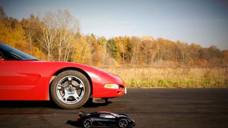 Chevrolet Corvette C5 Targa zmierzył się modelem sterowanym radiem TRAXXAS XO-1 Chevrolet Corvette C5 Targa zmierzył się modelem sterowanym radiem TRAXXAS XO-1