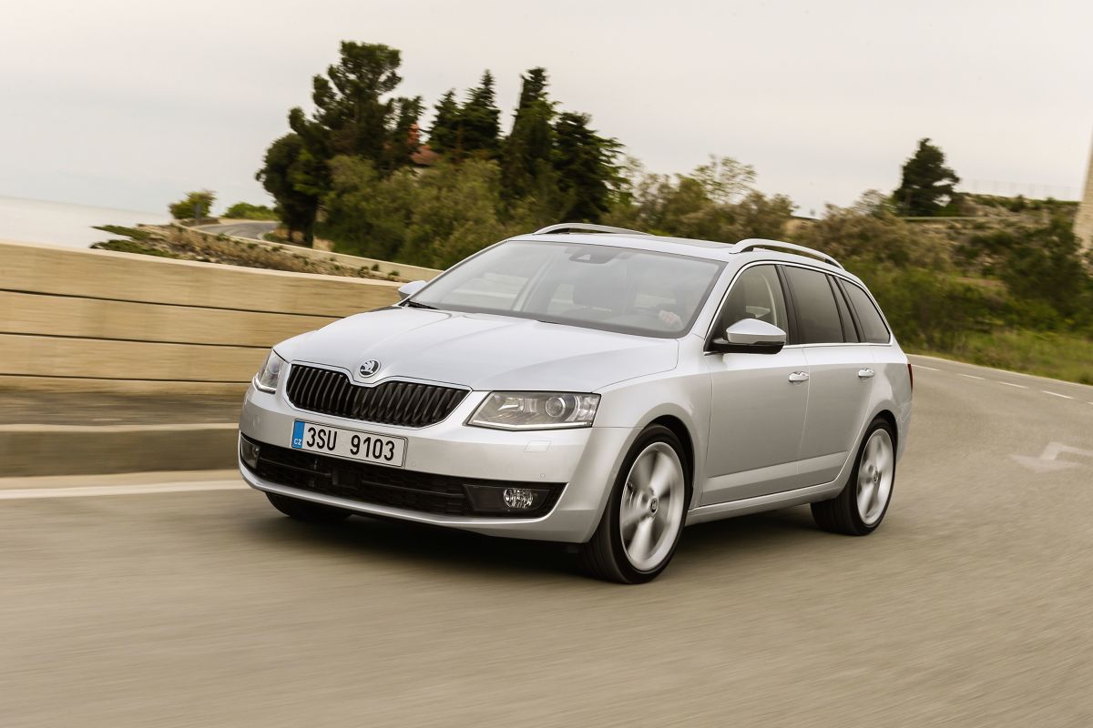Skoda Octavia 2017
Najciekawszą nowością jest bez wątpienia 3-cylindrowa benzynowa jednostka napędowa 1.0 TSI zastępująca w ofercie 110-konny motor 1.2 TSI. Nowa turbodoładowana konstrukcja dostępna będzie zarówno z nadwoziem hatchback jak i kombi. Motor o pojemności 999 ccm waży tylko 78 kilogramów i generuje 115 KM
Fot. Skoda
Skoda Octavia 2017
Najciekawszą nowością jest bez wątpienia 3-cylindrowa benzynowa jednostka napędowa 1.0 TSI zastępująca w ofercie 110-konny motor 1.2 TSI. Nowa turbodoładowana konstrukcja dostępna będzie zarówno z nadwoziem hatchback jak i kombi. Motor o pojemności 999 ccm waży tylko 78 kilogramów i generuje 115 KM
Fot. Skoda