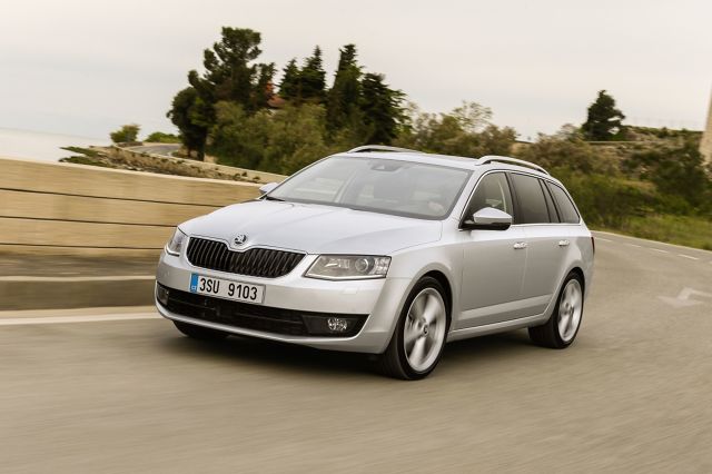 Skoda Octavia 2017
Najciekawszą nowością jest bez wątpienia 3-cylindrowa benzynowa jednostka napędowa 1.0 TSI zastępująca w ofercie 110-konny motor 1.2 TSI. Nowa turbodoładowana konstrukcja dostępna będzie zarówno z nadwoziem hatchback jak i kombi. Motor o pojemności 999 ccm waży tylko 78 kilogramów i generuje 115 KM
Fot. Skoda
Skoda Octavia 2017
Najciekawszą nowością jest bez wątpienia 3-cylindrowa benzynowa jednostka napędowa 1.0 TSI zastępująca w ofercie 110-konny motor 1.2 TSI. Nowa turbodoładowana konstrukcja dostępna będzie zarówno z nadwoziem hatchback jak i kombi. Motor o pojemności 999 ccm waży tylko 78 kilogramów i generuje 115 KM
Fot. Skoda