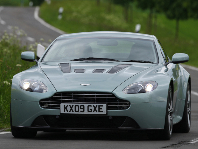 zdjęcie Aston Martin V12 Vantage