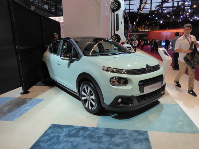 Citroen C3
Citroen zaprezentował nowy model C3. Auto zostało zaprojektowane według aktualnego stylu francuskiej marki, a do sprzedaży trafi pod koniec roku.
Fot. Ryszard M. Perczak Citroen C3
Citroen zaprezentował nowy model C3. Auto zostało zaprojektowane według aktualnego stylu francuskiej marki, a do sprzedaży trafi pod koniec roku.
Fot. Ryszard M. Perczak