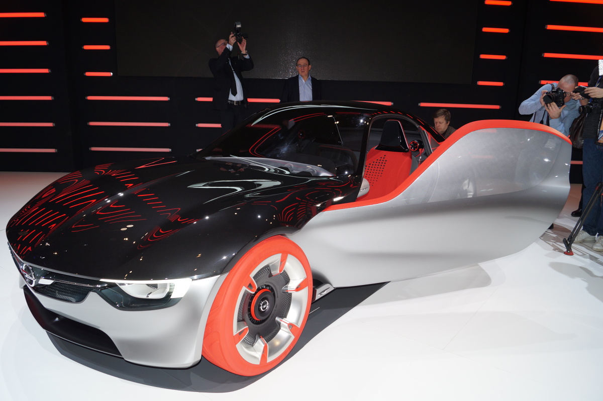 Opel GT
Na inaugurację targów motoryzacyjnych w Genewie Opel zaprezentował model GT Concept. Pojazd imponuje futurystycznym kształtem, futurystycznymi felgami i innowacyjnym wydechem. Wersja GT ma być swego rodzaju zapowiedzą przyszłej linii produkcyjnej niemieckiego koncernu / Fot. Tomasz Szmandra Opel GT
Na inaugurację targów motoryzacyjnych w Genewie Opel zaprezentował model GT Concept. Pojazd imponuje futurystycznym kształtem, futurystycznymi felgami i innowacyjnym wydechem. Wersja GT ma być swego rodzaju zapowiedzą przyszłej linii produkcyjnej niemieckiego koncernu / Fot. Tomasz Szmandra