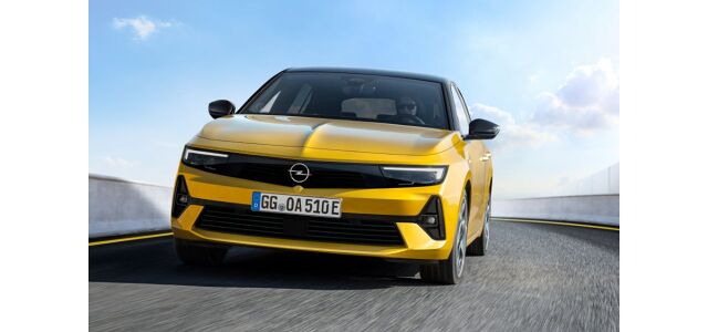 Znany jest już cennik nowego Opla Astry, który zaczyna się od kwoty 82 900 zł za benzynową wersję 1.2 Turbo 110 KM z 6-biegową skrzynią manualną. 180-konna hybryda plug-in kosztuje od 152 900 złotych. Na szczęście w ofercie pozostały jeszcze silniki wysokoprężne.
Fot. Opel