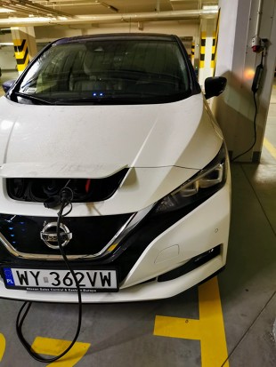 Ładowanie samochodów elektrycznych wykorzystując dostępną miejską infrastrukturę lub ładowarki na stacjach benzynowych jest w miarę proste. Jednak jeśli chcemy ładować nasze elektryczne auto w podziemnym garażu budynku wielorodzinnego, gdzie nie przewidziano odpowiedniej infrastruktury, możemy natrafić na spore problemy.
Dziś przedstawiamy podstawowe informacje dotyczące ładowania samochodów elektrycznych w warunkach domowych.
Fot. Jacek Wasilewski
