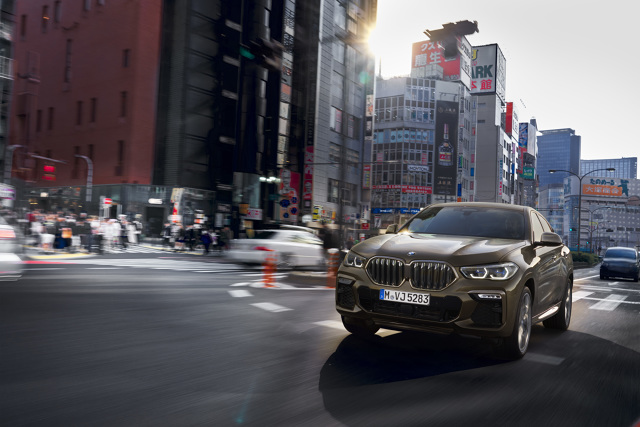 BMW X6
Nowy BMW X6 w momencie wprowadzenia na rynek będzie dostępny w wersji standardowej oraz wariantach xLine oraz M Sport. Te dwie wersje wyposażeniowe charakteryzują się specyficznymi elementami stylistyki.
Fot. BMW BMW X6
Nowy BMW X6 w momencie wprowadzenia na rynek będzie dostępny w wersji standardowej oraz wariantach xLine oraz M Sport. Te dwie wersje wyposażeniowe charakteryzują się specyficznymi elementami stylistyki.
Fot. BMW