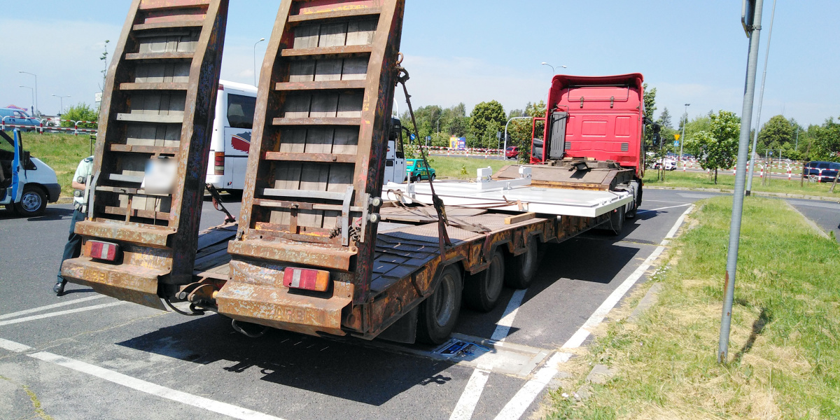 Nieoznakowany odpowiednio i zbyt szeroki pojazd stwarzał poważne zagrożenie w ruchu drogowym na terenie Gniezna. Przewożona stalowa konstrukcja znacznie wystawała poza lawetę. Podczas kontroli przeprowadzonej przez wielkopolskich inspektorów Inspekcji Transportu Drogowego okazało się, że nieprawidłowości jest więcej, efektem tego było wydanie zakazu dalszej jazdy.
Fot. GITD Nieoznakowany odpowiednio i zbyt szeroki pojazd stwarzał poważne zagrożenie w ruchu drogowym na terenie Gniezna. Przewożona stalowa konstrukcja znacznie wystawała poza lawetę. Podczas kontroli przeprowadzonej przez wielkopolskich inspektorów Inspekcji Transportu Drogowego okazało się, że nieprawidłowości jest więcej, efektem tego było wydanie zakazu dalszej jazdy.
Fot. GITD