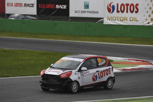 Na legendarnym Autodromo di Monza rozegrano dwa ostatnie, wyjątkowo emocjonujące wyścigi tegorocznych Mistrzostw Polski Kia Picanto. W końcowej klasyfikacji po raz drugi z rzędu triumfował Karol Urbaniak – lider klasyfikacji od pierwsze rundy sezonu.

Fot. Kia 