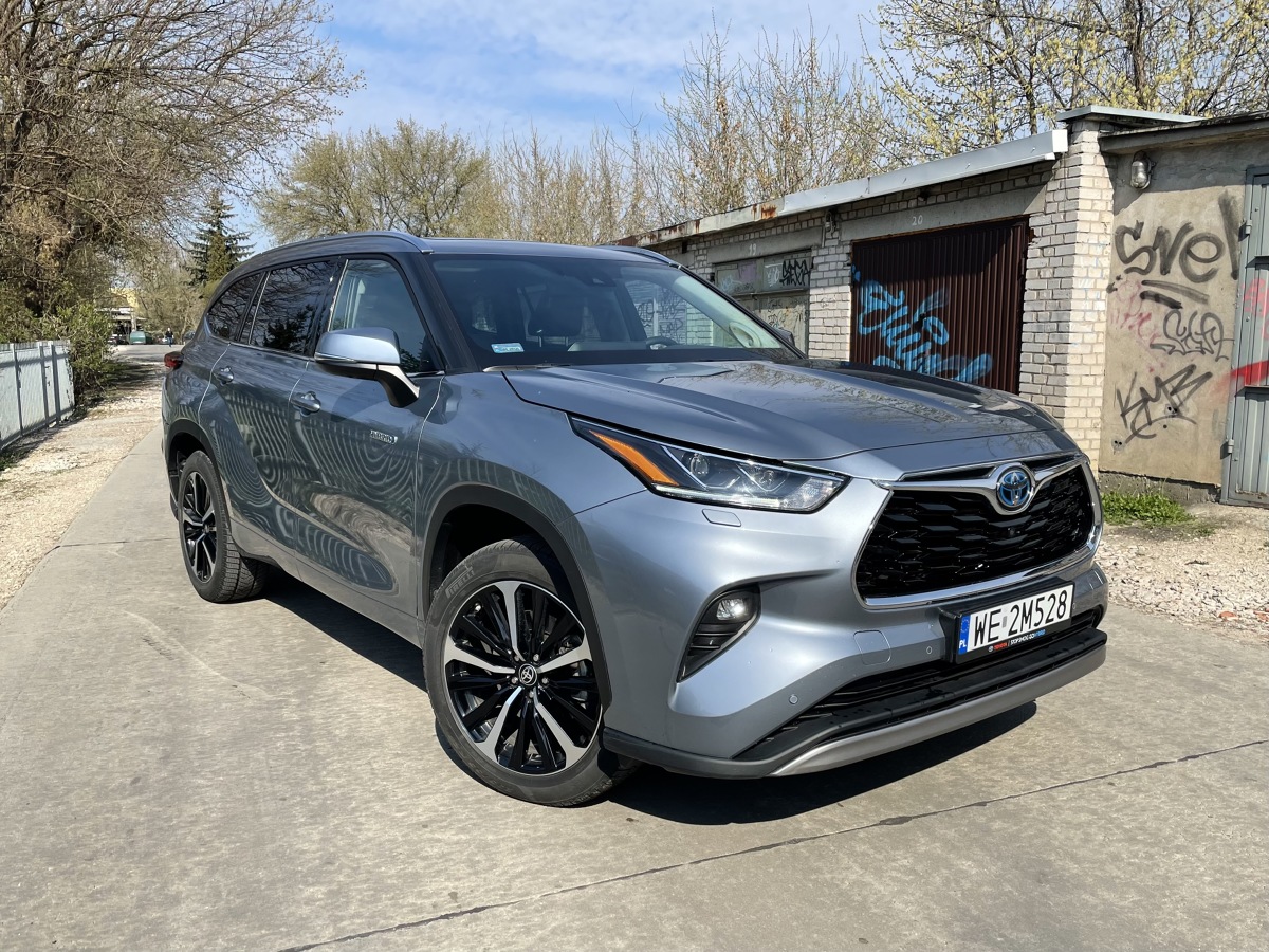 Przybysz zza oceanu, jakim w Polsce jest Toyota Highlander, skradł serca naszych kierowców. Jeszcze przed oficjalną prezentacją, klienci „w ciemno” zamówili ponad 100 egzemplarzy tego auta. Testujemy bogato wyposażoną odmianę Executive.
Fot. Jakub Mielniczak Przybysz zza oceanu, jakim w Polsce jest Toyota Highlander, skradł serca naszych kierowców. Jeszcze przed oficjalną prezentacją, klienci „w ciemno” zamówili ponad 100 egzemplarzy tego auta. Testujemy bogato wyposażoną odmianę Executive.
Fot. Jakub Mielniczak