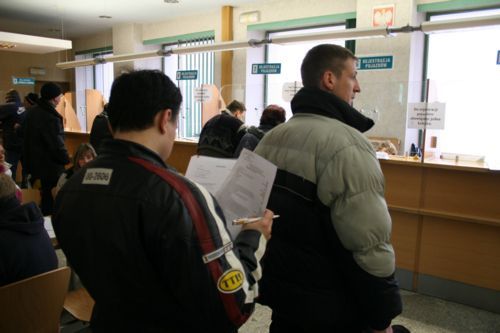 Fot. Mikołaj Suchan: Wielu kieorwców zwleka z wymianą prawa jazdy. Jeśli nie zrobią tego w najbliższym czasie, mogą spodziewać się kolejek w urzędach komunikacji. Fot. Mikołaj Suchan: Wielu kieorwców zwleka z wymianą prawa jazdy. Jeśli nie zrobią tego w najbliższym czasie, mogą spodziewać się kolejek w urzędach komunikacji.