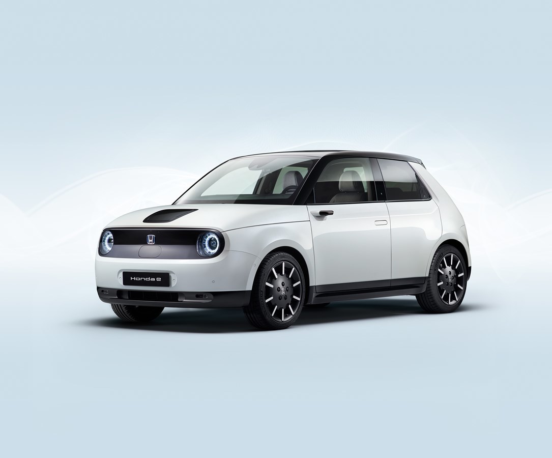 Rośnie liczba nagród przyznanych małej, elektrycznej Hondzie. Po prestiżowej "Red Dot Design Award", Honda e została również liderem w kategorii „Nowa energia” plebiscytu German Car of the Year. Ten kompaktowy samochód elektryczny otrzymał też nominacje do nagrody Car of the Year 2021 na Węgrzech i w Danii.
Fot. Honda Rośnie liczba nagród przyznanych małej, elektrycznej Hondzie. Po prestiżowej "Red Dot Design Award", Honda e została również liderem w kategorii „Nowa energia” plebiscytu German Car of the Year. Ten kompaktowy samochód elektryczny otrzymał też nominacje do nagrody Car of the Year 2021 na Węgrzech i w Danii.
Fot. Honda