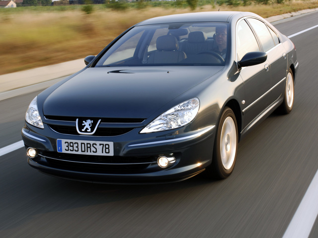 Peugeot kilkukrotnie próbował atakować segment E. Wystarczy wspomnieć modele 604 i 605. Żaden z nich nie odniósł sukcesu rynkowego. Ostatnią próbą wejścia do klasy wyższej był model 607. W Motofaktach sprawdzamy, czy po latach może stanowić ciekawą propozycję limuzyny za rozsądne pieniądze i które wersje tego auta są godne polecenia.
Fot. Peugeot Peugeot kilkukrotnie próbował atakować segment E. Wystarczy wspomnieć modele 604 i 605. Żaden z nich nie odniósł sukcesu rynkowego. Ostatnią próbą wejścia do klasy wyższej był model 607. W Motofaktach sprawdzamy, czy po latach może stanowić ciekawą propozycję limuzyny za rozsądne pieniądze i które wersje tego auta są godne polecenia.
Fot. Peugeot