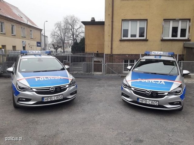 Nowe radiowozy zasiliły flotę pojazdów Komend Powiatowych Policji w Oławie i w Jaworze. Symbolicznego przekazania pięciu kluczyków do samochodów na ręce policjantów dokonali samorządowcy współfinansujący zakup. Wszystkie nowe radiowozy już rozpoczęły policyjną służbę.
Fot. Policja.pl Nowe radiowozy zasiliły flotę pojazdów Komend Powiatowych Policji w Oławie i w Jaworze. Symbolicznego przekazania pięciu kluczyków do samochodów na ręce policjantów dokonali samorządowcy współfinansujący zakup. Wszystkie nowe radiowozy już rozpoczęły policyjną służbę.
Fot. Policja.pl