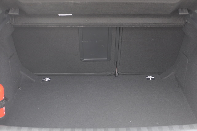 Peugeot 308 to stary znajomy. Obecne na rynku od 2014 r. auto zdążyło się wtopić w krajobraz polskich dróg. Ten francuski kompakt chce przyciągnąć klientów finezją i polotem, których próżno szukać wśród konkurencji pochodzenia niemieckiego. Allure to wersja zorientowana na komfort. Przez kilka jesiennych dni mieliśmy okazję jeździć „trzystaósemką” z najmocniejszym wariantem trzycylindrowego silnika benzynowego o pojemności skokowej 1.2 l. Ośmiobiegowy automat ma dopełniać komfortu wersji Allure i pozwolić na prawdziwy relaks za kierownicą. Na ile taka konfiguracja rzeczywiście na to pozwala?
Fot. Jakub Mielniczak Peugeot 308 to stary znajomy. Obecne na rynku od 2014 r. auto zdążyło się wtopić w krajobraz polskich dróg. Ten francuski kompakt chce przyciągnąć klientów finezją i polotem, których próżno szukać wśród konkurencji pochodzenia niemieckiego. Allure to wersja zorientowana na komfort. Przez kilka jesiennych dni mieliśmy okazję jeździć „trzystaósemką” z najmocniejszym wariantem trzycylindrowego silnika benzynowego o pojemności skokowej 1.2 l. Ośmiobiegowy automat ma dopełniać komfortu wersji Allure i pozwolić na prawdziwy relaks za kierownicą. Na ile taka konfiguracja rzeczywiście na to pozwala?
Fot. Jakub Mielniczak