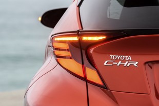 Toyota C-HR

Do gamy napędów dołącza układ 2.0 Hybrid Dynamic Force o mocy 184 KM, który rozpędza crossovera od 0 do 100 km/h w 8,2 s. Jednocześnie w ofercie pozostaje napęd hybrydowy 1.8 o mocy 122 KM – tym samym Toyota C-HR to drugi po nowej Corolli model, w którym marka realizuje strategię oferowania na europejskim rynku dwóch napędów hybrydowych do wyboru. Do gamy Toyoty C-HR należy także 116-konny, benzynowy silnik 1.2 Turbo. Doładowana jednostka współpracuje z 6-biegową manualną skrzynią biegów lub bezstopniową przekładnią Multidrive S, która może przenosić napęd na przednie koła lub na obie osie.

Fot. Toyota