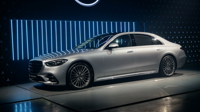 Już dwa tygodnie po światowej premierze nowej klasy S odbyła się polska prezentacja tego modelu. Mercedes tworząc najlepszą swoją limuzynę ponownie podszedł do niej indywidualnie, tak by najlepsze jej komponenty w przyszłości znalazły się w innych klasach tej marki.
Fot. Konrad Grobel Już dwa tygodnie po światowej premierze nowej klasy S odbyła się polska prezentacja tego modelu. Mercedes tworząc najlepszą swoją limuzynę ponownie podszedł do niej indywidualnie, tak by najlepsze jej komponenty w przyszłości znalazły się w innych klasach tej marki.
Fot. Konrad Grobel