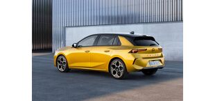 Znany jest już cennik nowego Opla Astry, który zaczyna się od kwoty 82 900 zł za benzynową wersję 1.2 Turbo 110 KM z 6-biegową skrzynią manualną. 180-konna hybryda plug-in kosztuje od 152 900 złotych. Na szczęście w ofercie pozostały jeszcze silniki wysokoprężne.
Fot. Opel