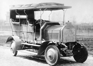 Pierwszy samochód osobowy z napędem na cztery koła powstał w roku 1907 w zakładach Daimlera. Od tego czasu technika samochodowa przeszła ogromną rewolucję. Nie zmieniło się jednak jedno. Napęd na cztery koła jest najlepszym zapewnieniem poprawnej trakcji.
Fot. Archiwum