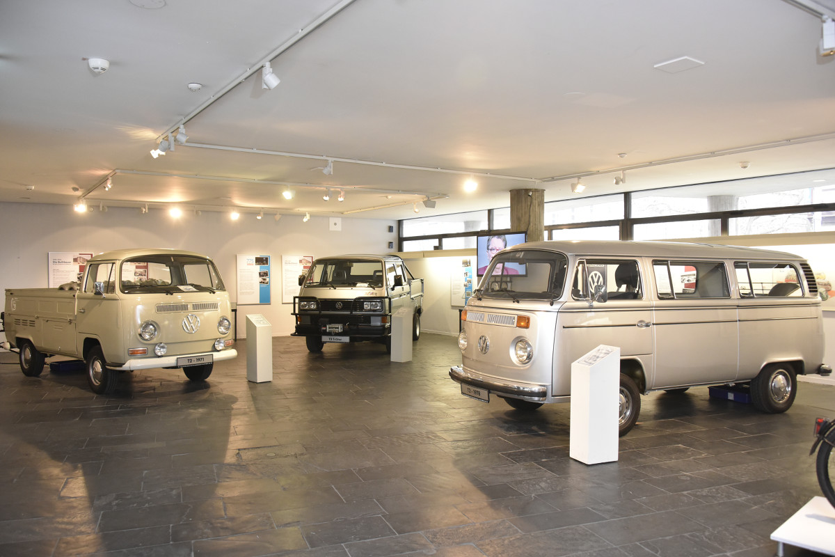 Od 8 marca 1956 roku w Hanowerze są produkowane legendarne modele Bulli – tak pieszczotliwie nazywany jest Volkswagen Transporter. Muzeum Historyczne w Hanowerze przygotowało specjalną wystawę (czynną od 9. marca do 26 czerwca 2016 roku) poświęconą początkom produkcji Transportera. Podziwiać na niej można wspaniałe eksponaty ze zbiorów własnych fabryki, a także filmy z tamtych lat, zdjęcia i przedmioty z bogatej historii zakładu / Fot. Volkswagen Od 8 marca 1956 roku w Hanowerze są produkowane legendarne modele Bulli – tak pieszczotliwie nazywany jest Volkswagen Transporter. Muzeum Historyczne w Hanowerze przygotowało specjalną wystawę (czynną od 9. marca do 26 czerwca 2016 roku) poświęconą początkom produkcji Transportera. Podziwiać na niej można wspaniałe eksponaty ze zbiorów własnych fabryki, a także filmy z tamtych lat, zdjęcia i przedmioty z bogatej historii zakładu / Fot. Volkswagen