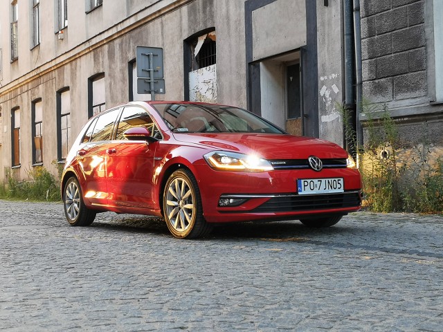 Dni obecnej generacji Volkswagena Golfa są policzone. Brzmi to trochę brutalnie, ale właśnie tak brutalny i bezwzględny jest rynek, który nie znosi stagnacji, szczególnie w tak popularnym segmencie aut kompaktowych. Jeśli dodatkowo weźmiemy pod uwagę fakt, że Golf jest jednym z najlepiej sprzedających się kompaktów, schyłek „siódemki” jest po prostu oczywisty. Ale czy odchodząca generacja nadal ma do zaoferowania coś ciekawego?
Fot. Kamil Rogala Dni obecnej generacji Volkswagena Golfa są policzone. Brzmi to trochę brutalnie, ale właśnie tak brutalny i bezwzględny jest rynek, który nie znosi stagnacji, szczególnie w tak popularnym segmencie aut kompaktowych. Jeśli dodatkowo weźmiemy pod uwagę fakt, że Golf jest jednym z najlepiej sprzedających się kompaktów, schyłek „siódemki” jest po prostu oczywisty. Ale czy odchodząca generacja nadal ma do zaoferowania coś ciekawego?
Fot. Kamil Rogala