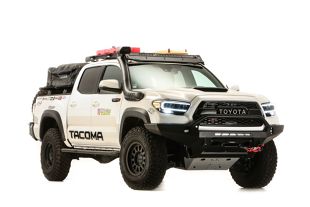 2020 rok nie jest dobrym okresem dla branży targowej. Niektórzy jednak podchodzą do tematu kreatywnie i zamiast odwoływać targi, przenoszą je do sieci. Tak zrobili organizatorzy słynnych targów samochodów modyfikowanych SEMA (Specialty Equipment Market Association). Na internetowej wystawie SEMA360 Showcase Toyota pokazała potężną terenówkę zbudowaną na pick-upie Tacoma.

Fot. Toyota 