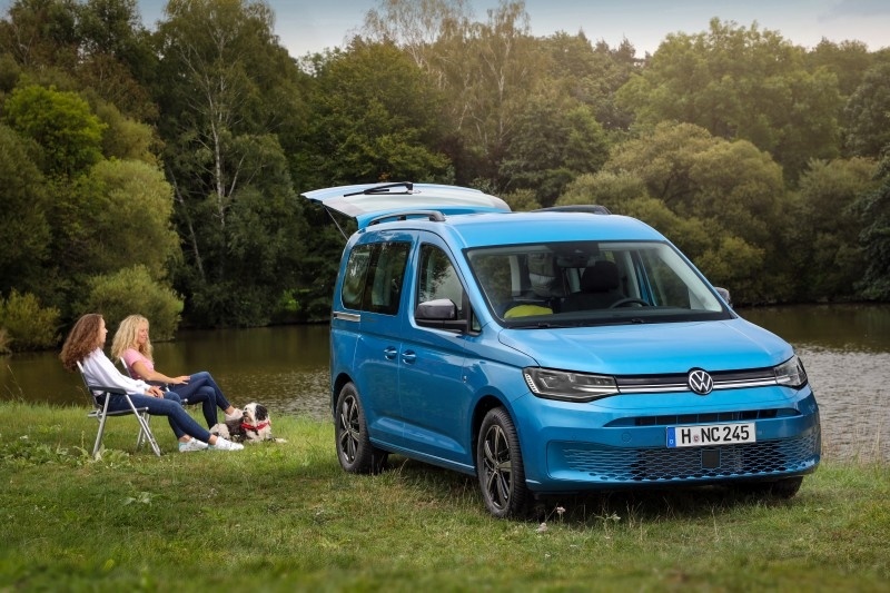 Volkswagen Caddy California
Choć jest to niewątpliwie następca wielofunkcyjnego Caddy Beach, każdy najdrobniejszy szczegół tego samochodu został przeprojektowany i przebudowany na nowo. W ten sposób powstało połączenie kompaktowego vana i inteligentnie zaprojektowanego kampera.
Fot. Volkswagen Volkswagen Caddy California
Choć jest to niewątpliwie następca wielofunkcyjnego Caddy Beach, każdy najdrobniejszy szczegół tego samochodu został przeprojektowany i przebudowany na nowo. W ten sposób powstało połączenie kompaktowego vana i inteligentnie zaprojektowanego kampera.
Fot. Volkswagen