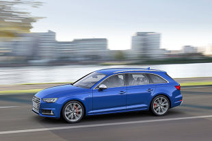 Za napęd odpowiada nowy benzynowy silnik V6 o pojemności 3.0 l. Turbodoładowany motor dostarcza 354 KM oraz 500 Nm i współpracuje z ośmiostopniową przekładnią automatyczną Tiptronic / Fot. Audi 