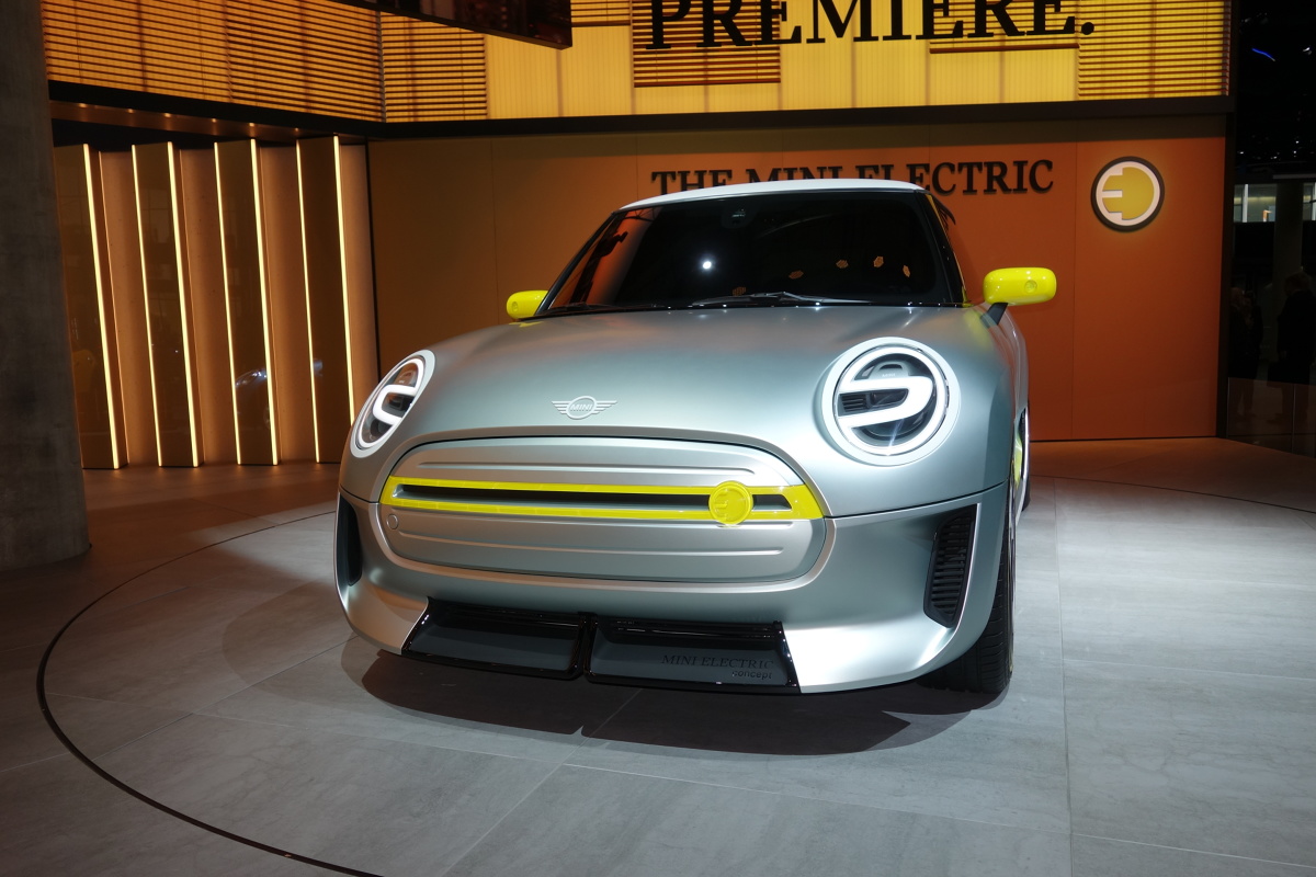 Mini Electric
Elektryczne Mini do sprzedaży ma trafić najwcześniej w 2019 roku. Ten samochód, oparty na trzydrzwiowej wersji Mini, będzie produkowany w zakładach MINI w Oxfordzie
Fot. Marek Perczak Mini Electric
Elektryczne Mini do sprzedaży ma trafić najwcześniej w 2019 roku. Ten samochód, oparty na trzydrzwiowej wersji Mini, będzie produkowany w zakładach MINI w Oxfordzie
Fot. Marek Perczak