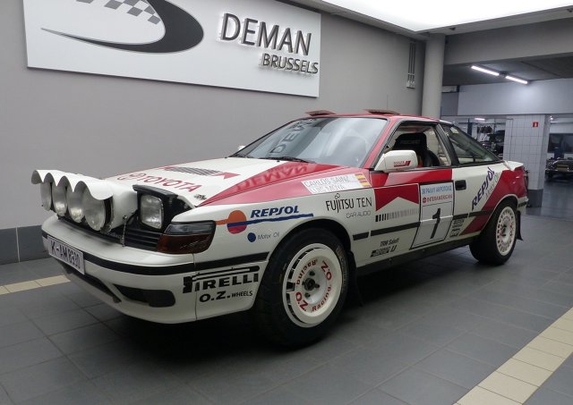 Wystarczy 199 000 euro i oryginalna Celica GT4 ST165 Carlosa Sainza może być twoja. Samochód, którym słynny Hiszpan zajął drugie miejsce w Rajdzie Grecji 1991, został wystawiony na sprzedaż przez belgijską firmę Deman Brussels. Auto zostało doprowadzone do oryginalnego stanu rajdowej maszyny nie do zatrzymania przez zespół mechaników Toyota Team Europe.
Fot. Toyota Wystarczy 199 000 euro i oryginalna Celica GT4 ST165 Carlosa Sainza może być twoja. Samochód, którym słynny Hiszpan zajął drugie miejsce w Rajdzie Grecji 1991, został wystawiony na sprzedaż przez belgijską firmę Deman Brussels. Auto zostało doprowadzone do oryginalnego stanu rajdowej maszyny nie do zatrzymania przez zespół mechaników Toyota Team Europe.
Fot. Toyota