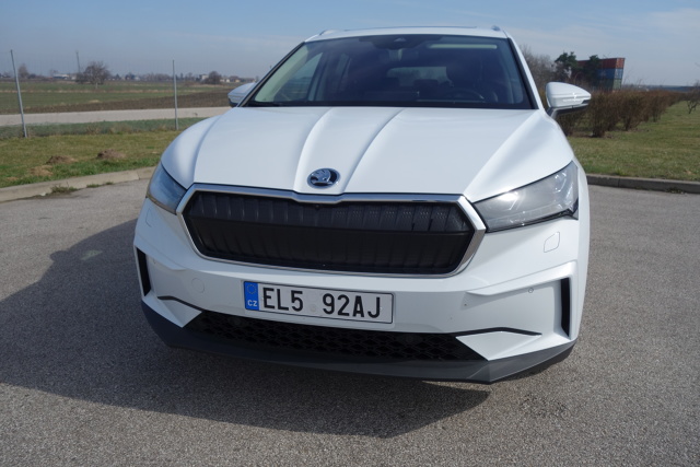 Skoda Enyaq iV
Kilka dni temu, podczas oficjalnej premiery Skoday Enyaq iV w Polsce pochwalono się, że dilerzy czeskiej marki przyjęli już na całym świecie 20 tysięcy zamówień na ten samochód. Jest to niezły wynik zważywszy, że pierwsza elektryczna Skoda nie wszędzie już dotarła, zatem część tych, którzy się już na nią zdecydowali nie miała nawet okazji jej zobaczyć „na żywo” ani tym bardziej się nią przejechać. Nam było to dane. Do jazdy dostaliśmy bogato wyposażoną wersję Enyaq 80 iV. Testowany egzemplarz miał napęd przenoszony tylko na tył (wersje 4 x 4 będą dostępne dopiero później), a w wyposażeniu były m.in. skórzana tapicerka oraz panoramiczny, szklany dach.
Fot. Ryszard M. Perczak Skoda Enyaq iV
Kilka dni temu, podczas oficjalnej premiery Skoday Enyaq iV w Polsce pochwalono się, że dilerzy czeskiej marki przyjęli już na całym świecie 20 tysięcy zamówień na ten samochód. Jest to niezły wynik zważywszy, że pierwsza elektryczna Skoda nie wszędzie już dotarła, zatem część tych, którzy się już na nią zdecydowali nie miała nawet okazji jej zobaczyć „na żywo” ani tym bardziej się nią przejechać. Nam było to dane. Do jazdy dostaliśmy bogato wyposażoną wersję Enyaq 80 iV. Testowany egzemplarz miał napęd przenoszony tylko na tył (wersje 4 x 4 będą dostępne dopiero później), a w wyposażeniu były m.in. skórzana tapicerka oraz panoramiczny, szklany dach.
Fot. Ryszard M. Perczak