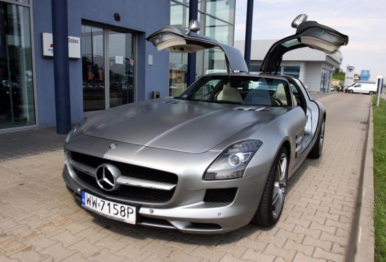 Mercedes SLS 63 AMG - milion złotych, 517 koni i 300 km/h Mercedes SLS 63 AMG - milion złotych, 517 koni i 300 km/h