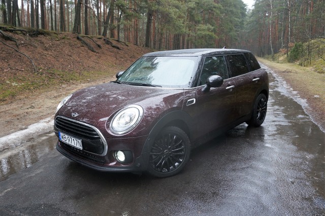Mini Clubman Cooper - test
Bohaterem dzisiejszego testu jest auto, którego historia sięga lat 60. XX wieku. Wtedy to narodził się samochód, który dziś nazywamy Clubmanem (wcześniej nazywany Travellerem, chociaż pod koniec lat 60. zaczęto wykorzystywać nazwę Clubman). Mini Clubmana trudno jednoznacznie zakwalifikować. Daleko mu do nudnego, kompaktowego pudełka, które kupuje się raczej pod kątem opłacalności niż chęci posiadania czegoś, za czym będziemy tęsknić.
fot. Konrad Grobel Mini Clubman Cooper - test
Bohaterem dzisiejszego testu jest auto, którego historia sięga lat 60. XX wieku. Wtedy to narodził się samochód, który dziś nazywamy Clubmanem (wcześniej nazywany Travellerem, chociaż pod koniec lat 60. zaczęto wykorzystywać nazwę Clubman). Mini Clubmana trudno jednoznacznie zakwalifikować. Daleko mu do nudnego, kompaktowego pudełka, które kupuje się raczej pod kątem opłacalności niż chęci posiadania czegoś, za czym będziemy tęsknić.
fot. Konrad Grobel